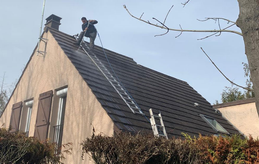 Nettoyage et demoussage de toiture à Marly le Roi 78